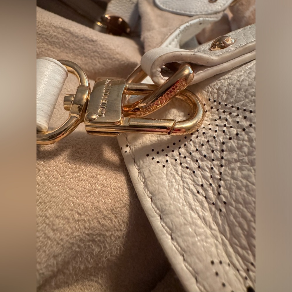 JUST IN TIME FOR CHRISTMAS 🎄 
Almost PRISTINE Louis Vuitton Mahina XL White - Picture 12 of 13